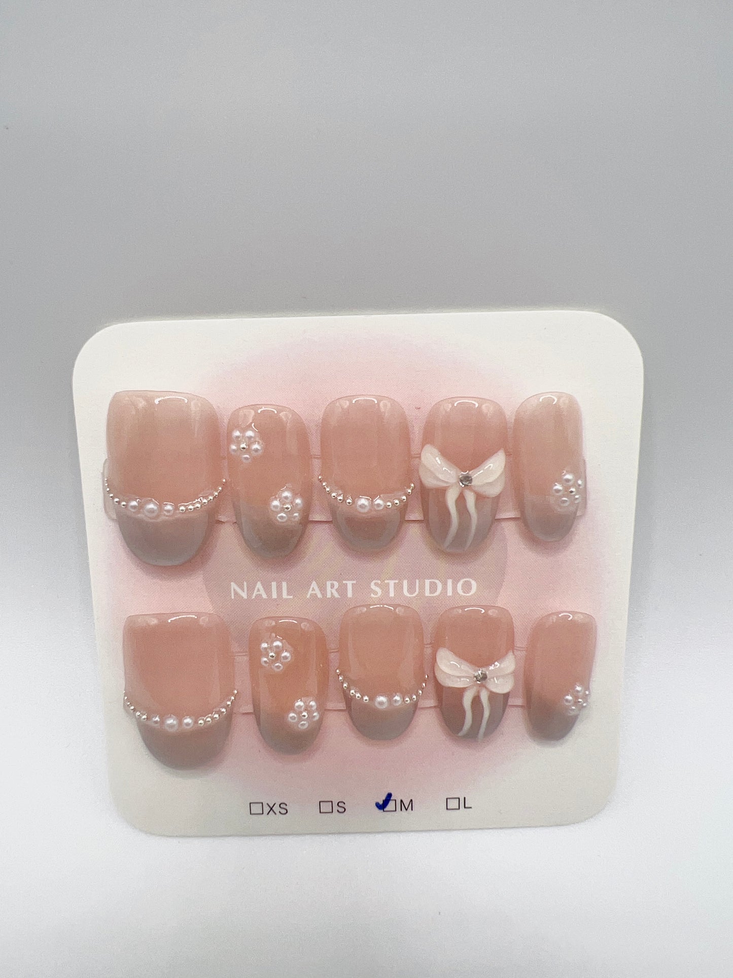 Short Oval Press-On Nails – French Tip Style, Medium Size