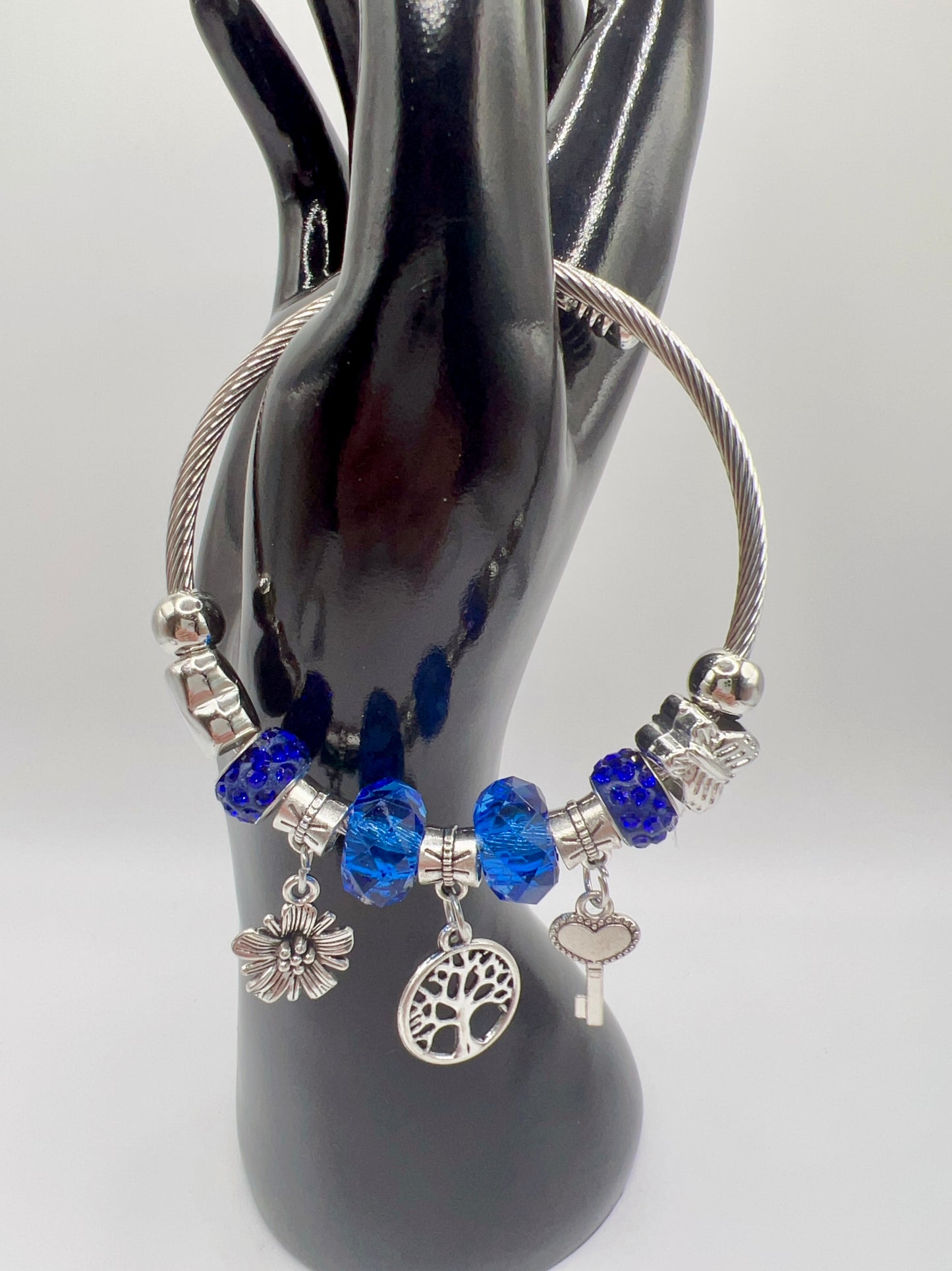 Adjustable Metal Bracelet with Luxury Charms – Elegant Jewelry