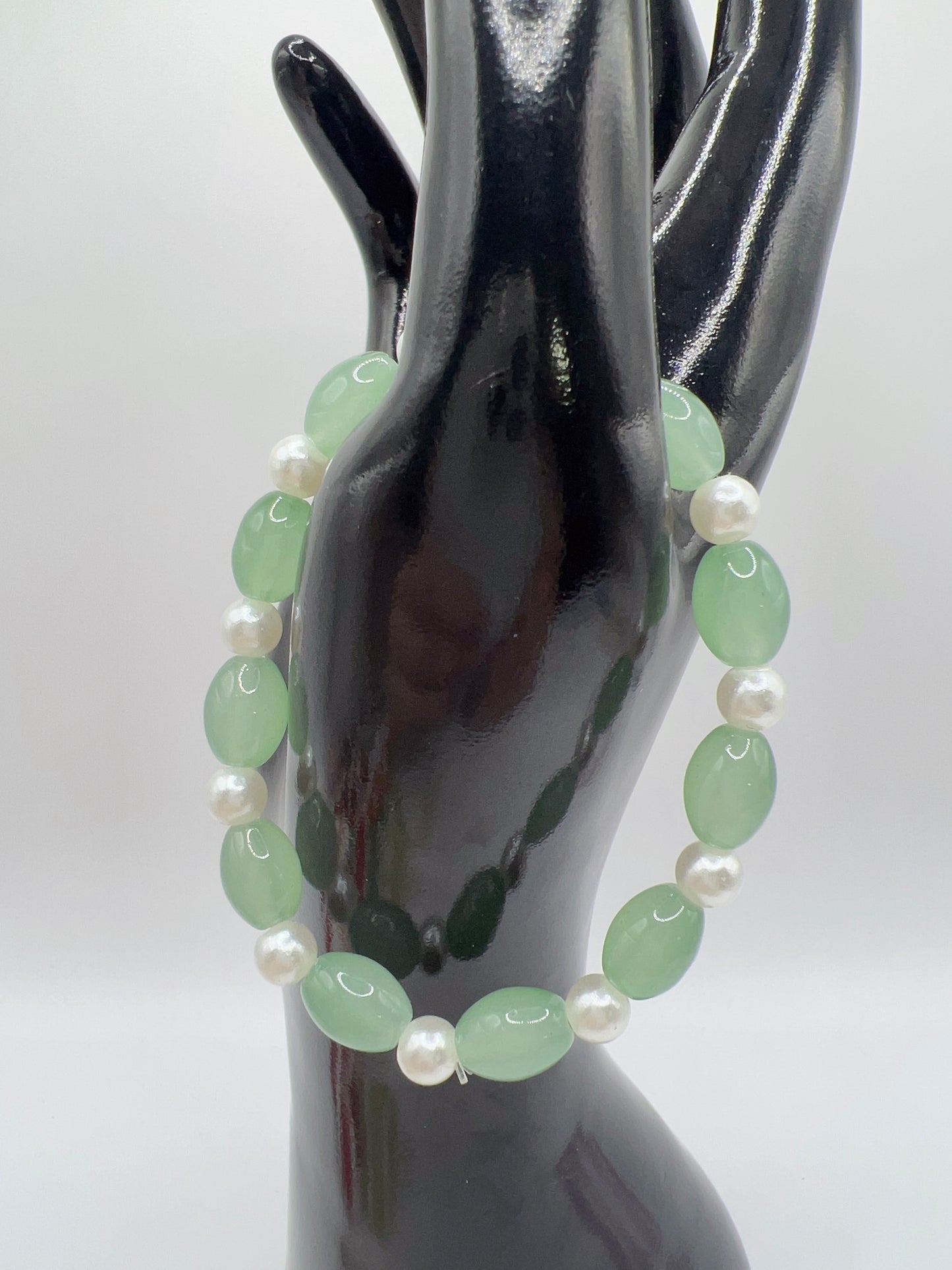 Stretchy Acrylic Pearl Bracelet – Elegant Handmade Jewelry