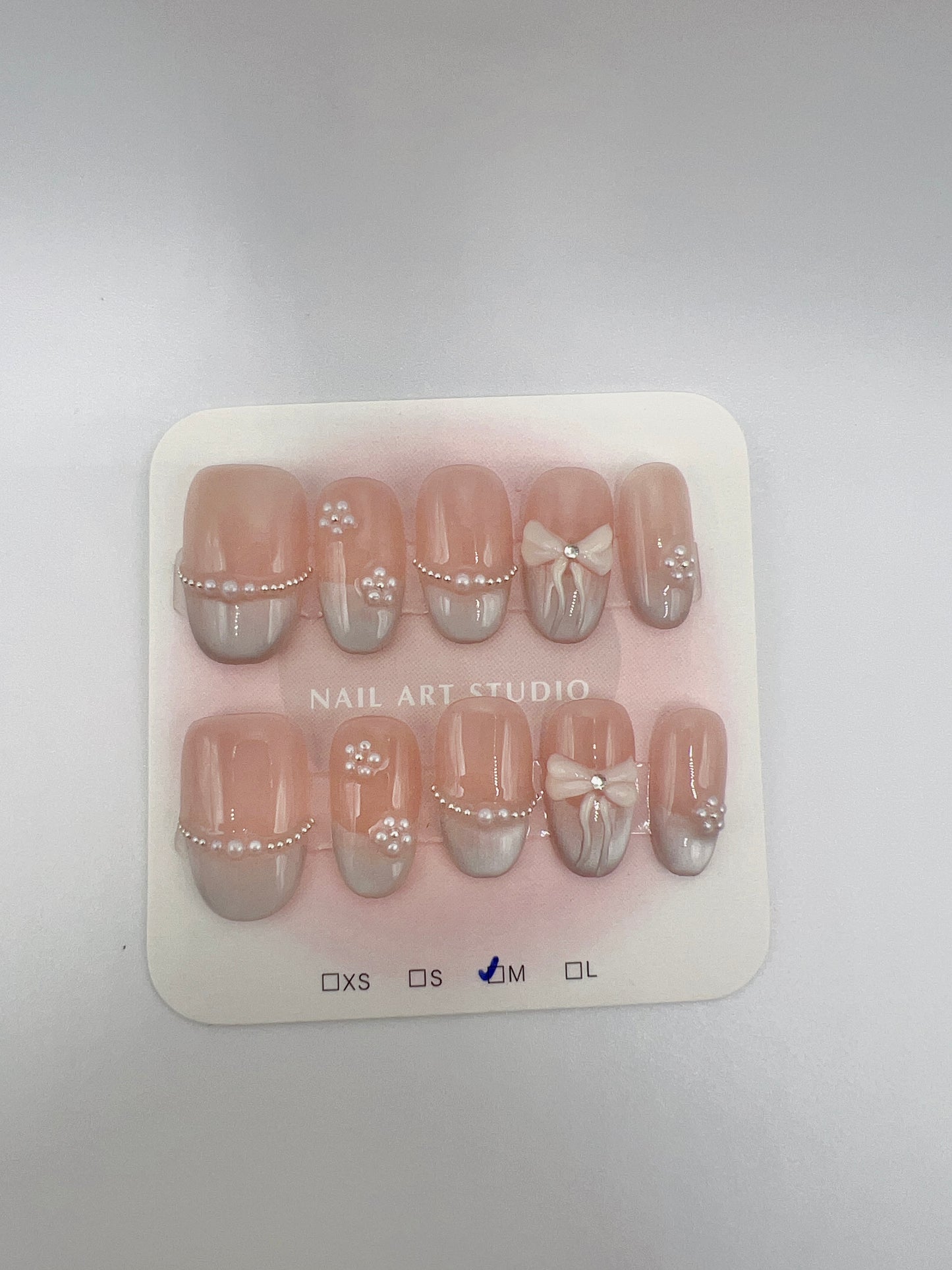 Short Oval Press-On Nails – French Tip Style, Medium Size