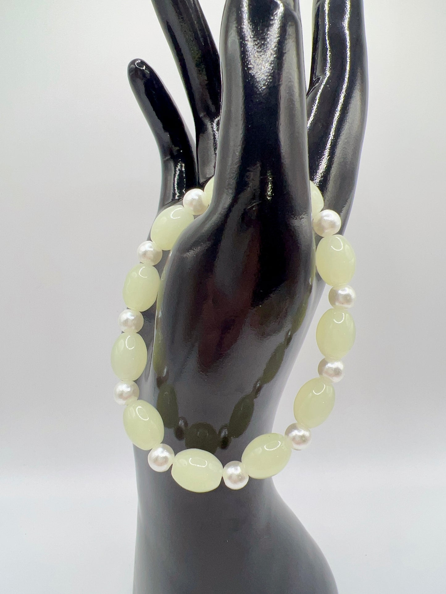 Stretchy Acrylic Pearl Bracelet – Elegant Handmade Jewelry