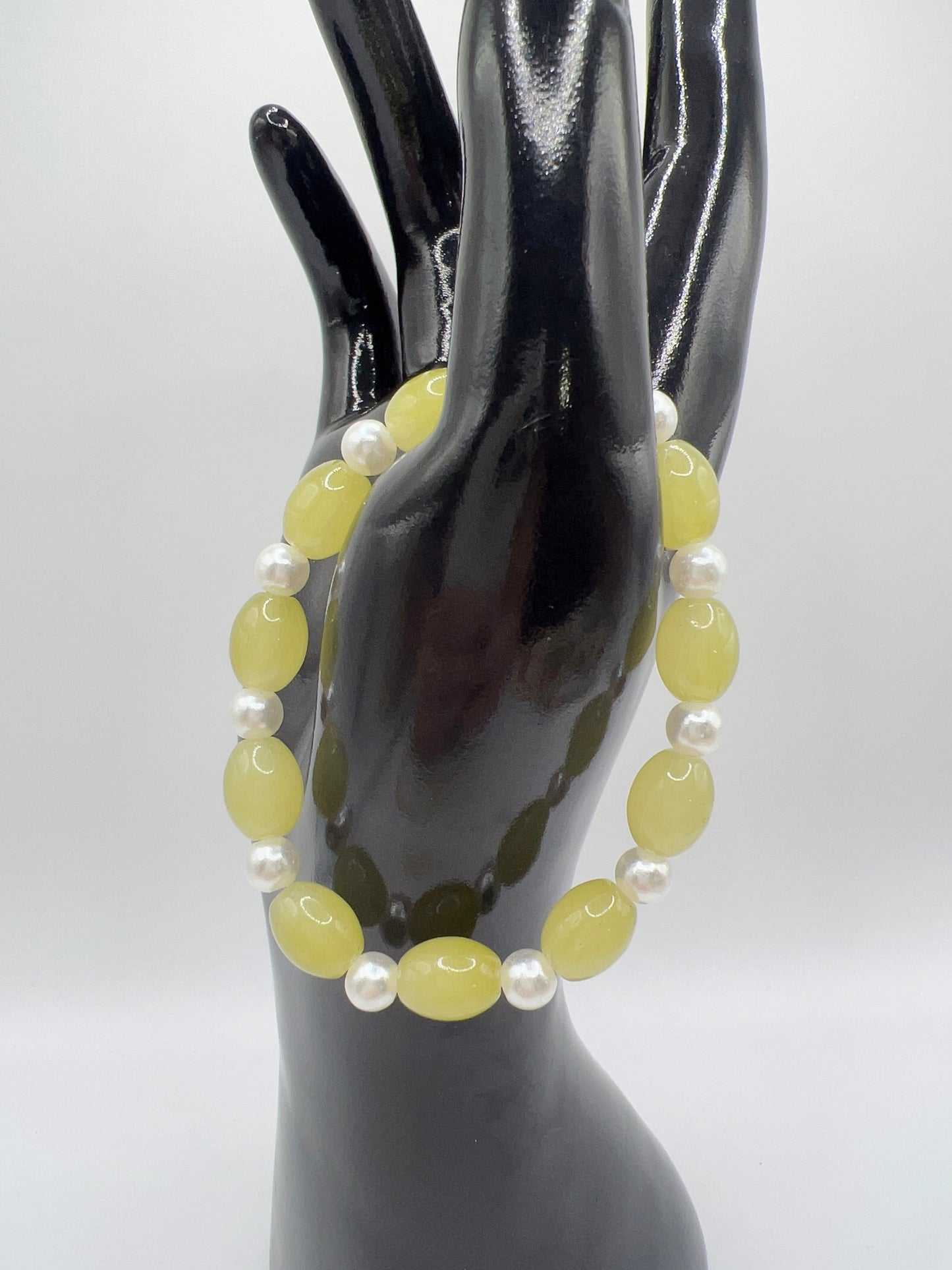 Stretchy Acrylic Pearl Bracelet – Elegant Handmade Jewelry